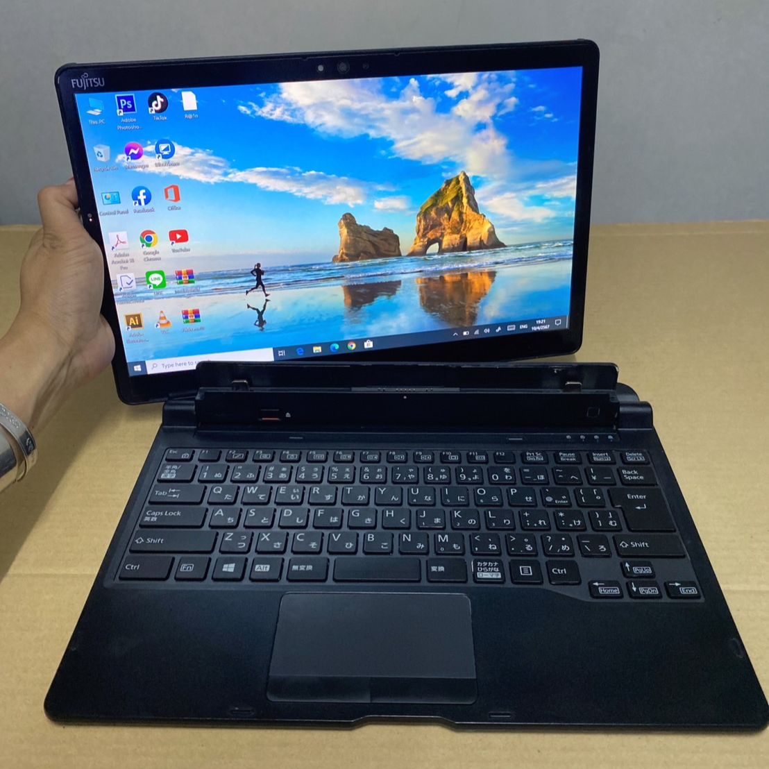 แท็บเล็ต 2in1 Fujitsu ArrowsTab Q739/AE celeron(RAM:4GB/SSD:128GB)พร้อมคีย์บร์อดและปากกาตรงรุ่น