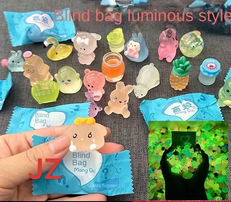 น่ารักมาก สัตว์เรืองแสง แบบสุ่ม เรซิ่นเรืองแสง เรืองแสงในที่มืด ตุ๊กตาตกแต่งสวน ของเล่น ของสะสม ตุ๊กตาจิ๋ว Mini Animal Glow in the Dark