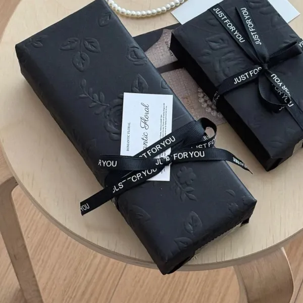 กระดาษห่อของขวัญลายกุหลาบ / หัวใจนูน 50*50cm Embossed Rose / Heart Gift Wrap Paper