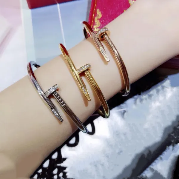กำไลข้อมือ กำไลตะปู เป๊ะทุกจุด กำไลแฟชั่น กำไลแบรนด์เนม ไม่ลอกไม่ดำ พร้อมส่ง
